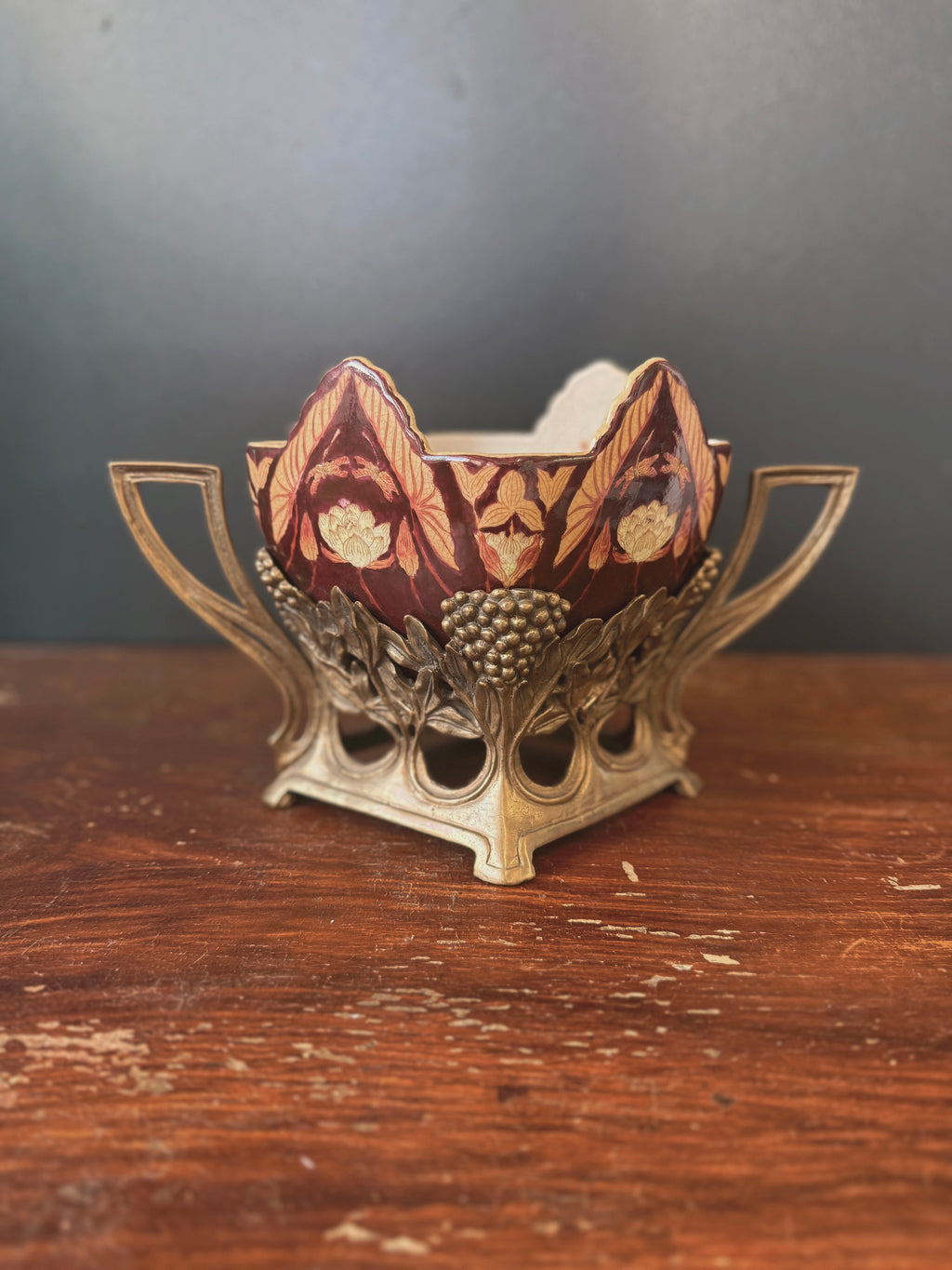 Art Nouveau -keramiikkamalja metallijalalla
