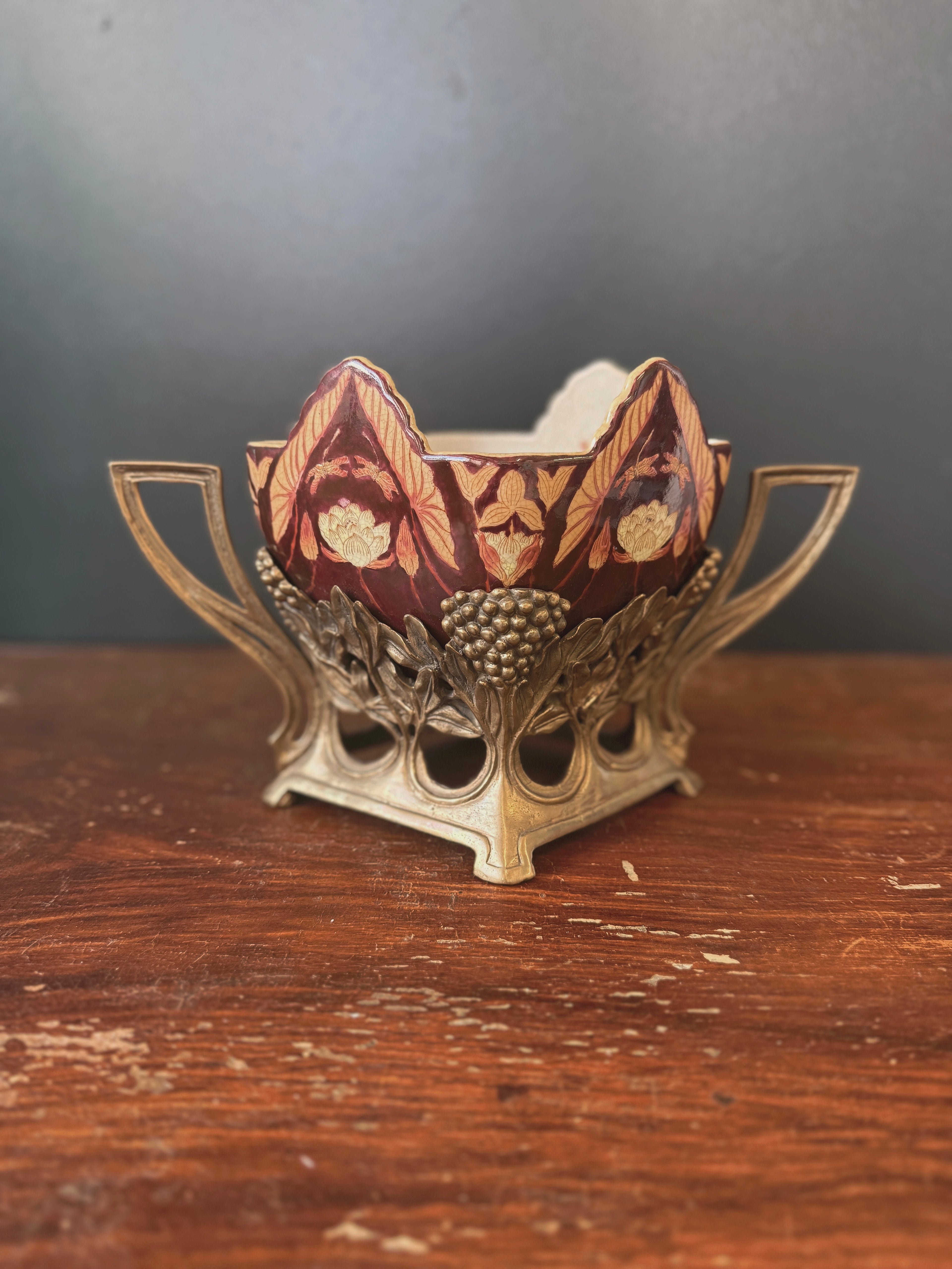 Art Nouveau -keramiikkamalja metallijalalla