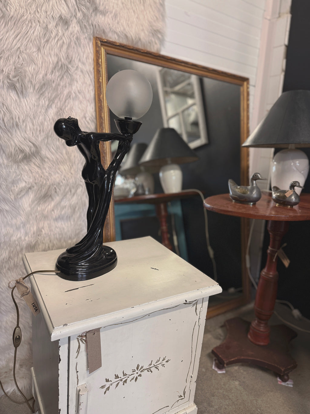 Art Deco Lady Lamp – musta figuurivalaisin