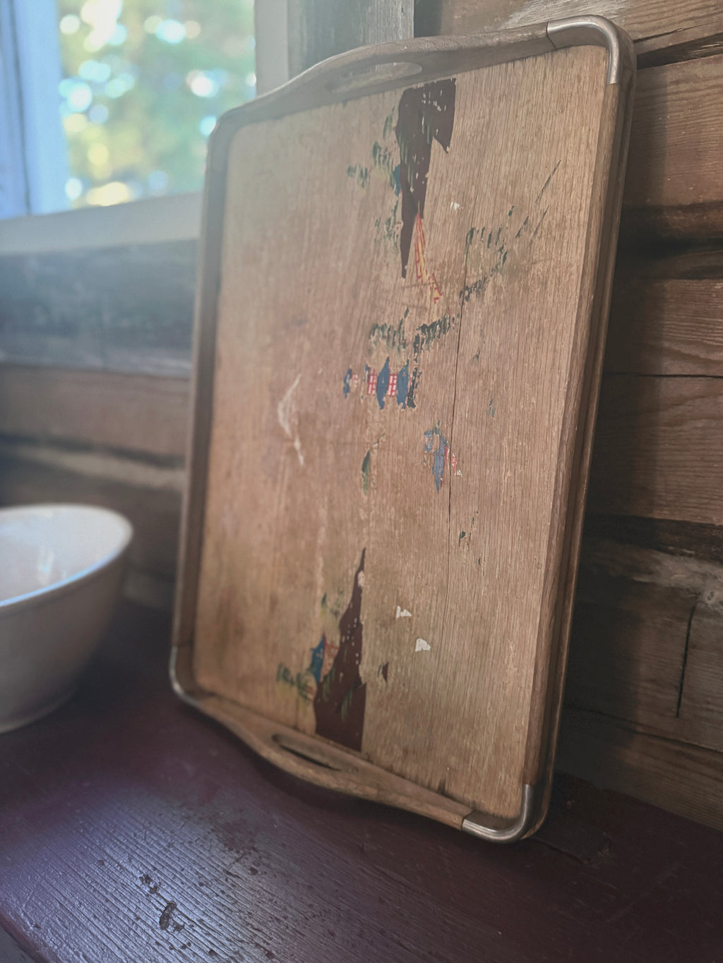 Vintage puutarjotin metallivahvikkeilla