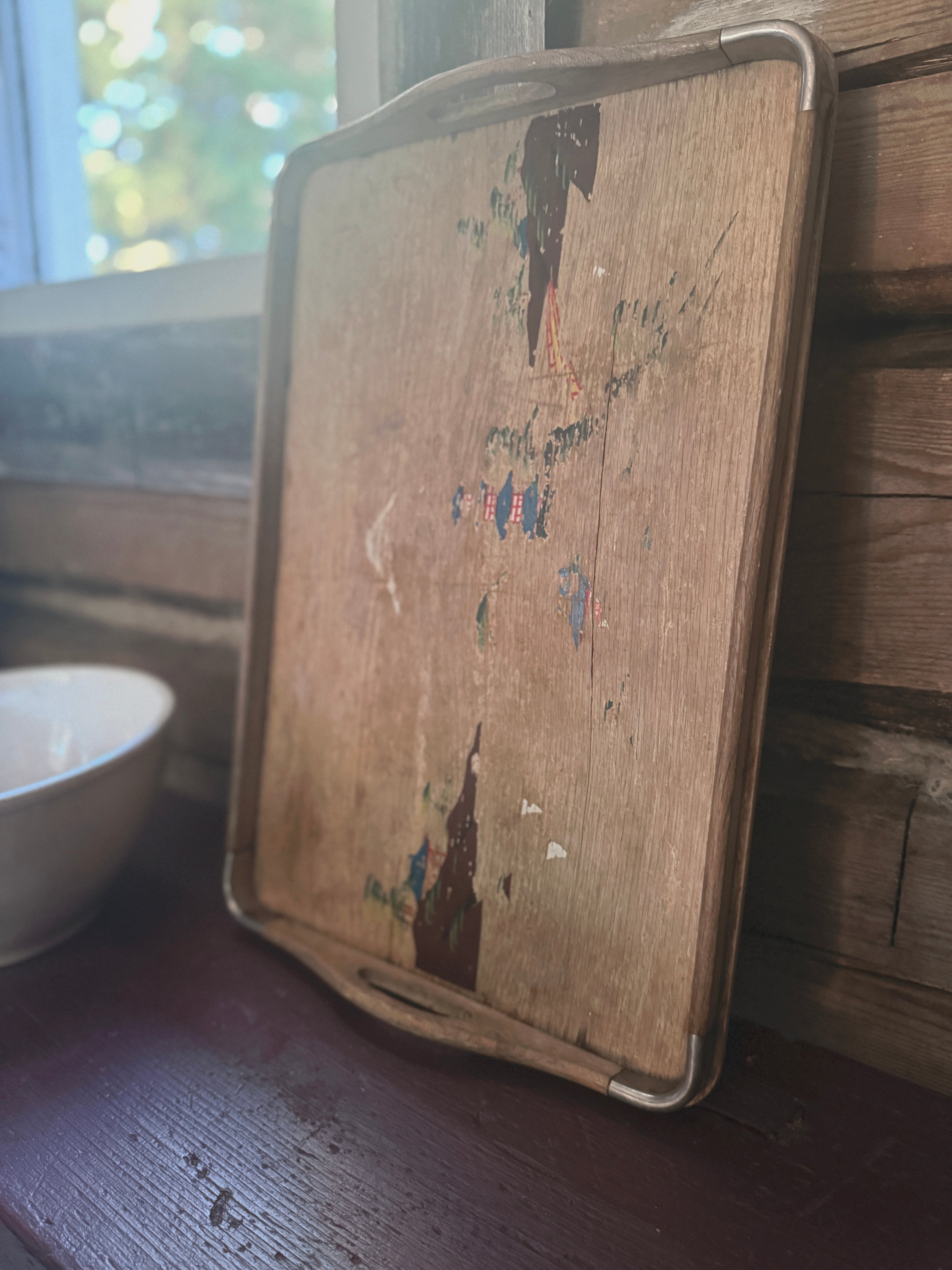 Vintage puutarjotin metallivahvikkeilla