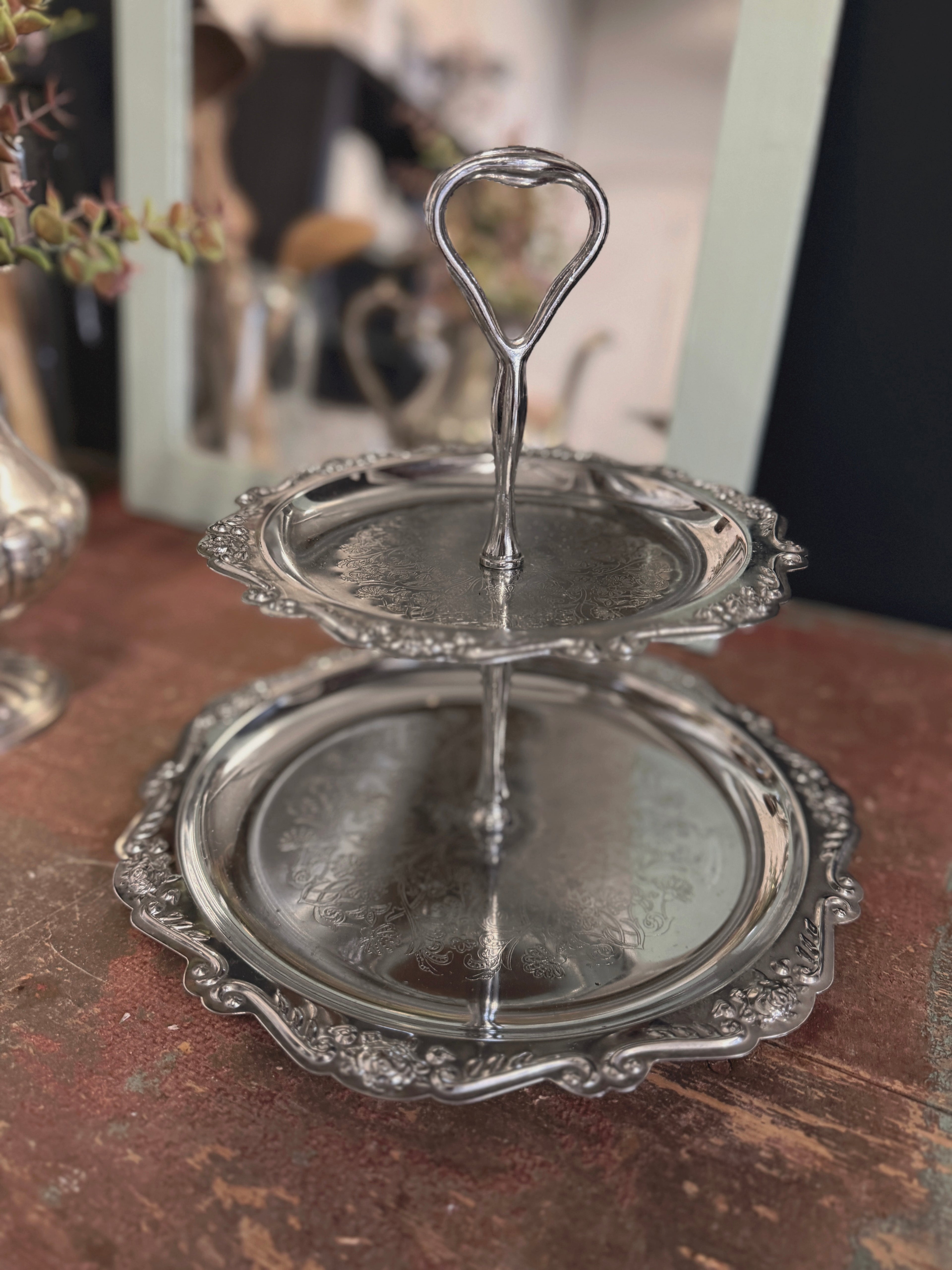 Kaksikerroksinen metallinen tarjoiluastia