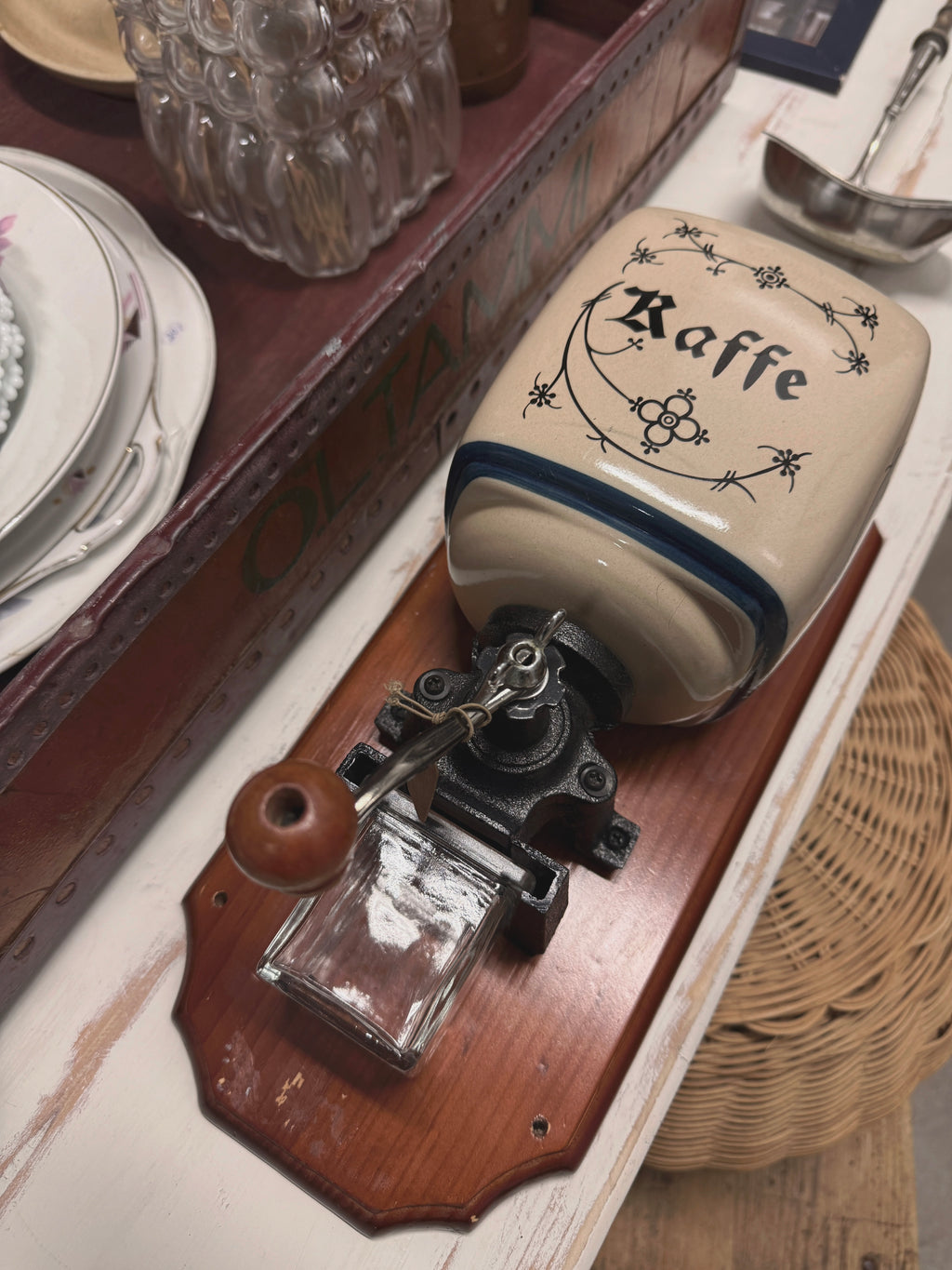 Seinälle ripustettava kahvimylly "Kaffe"