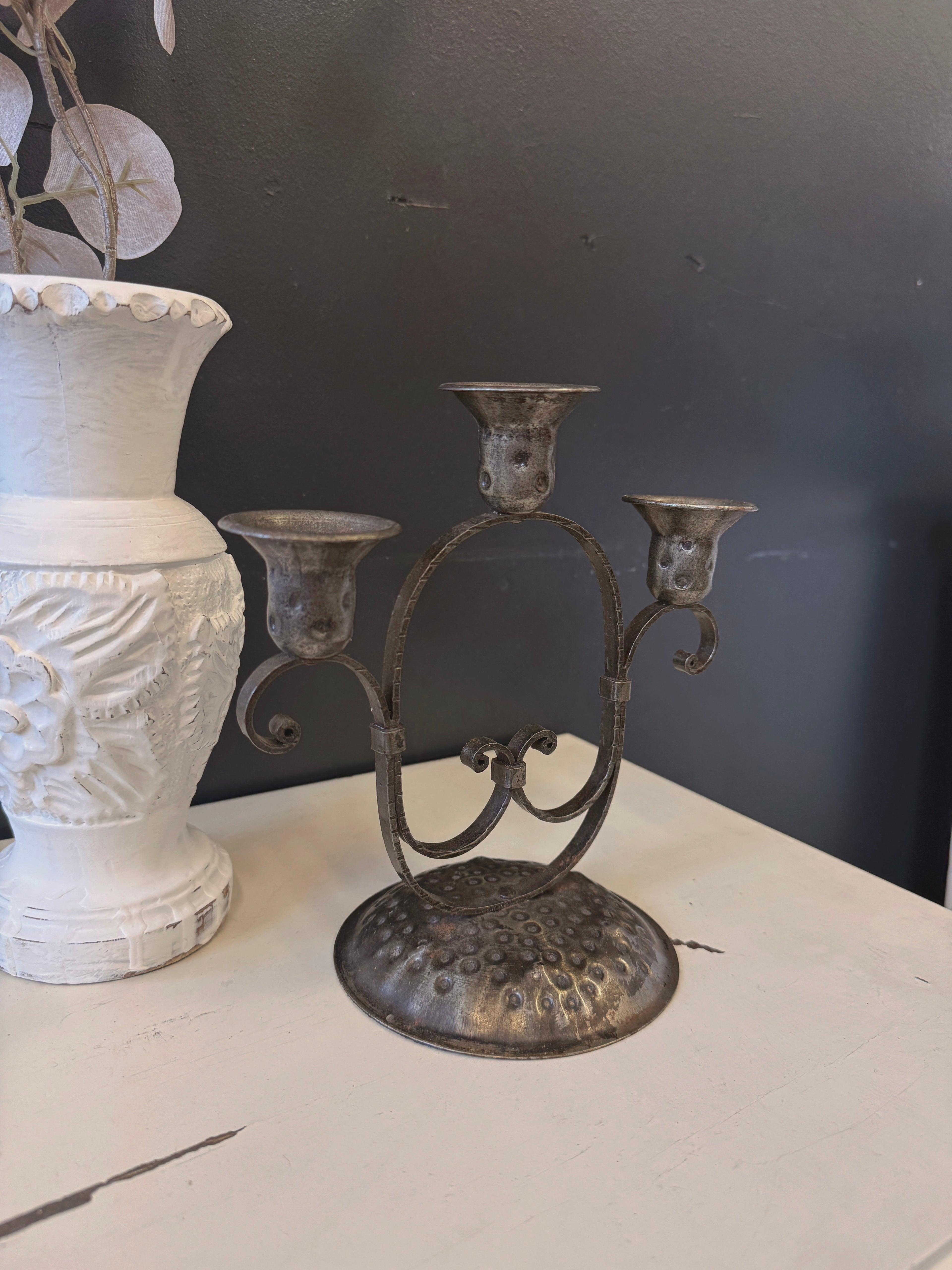 Metallinen kynttilänjalka kolmelle kynttilälle