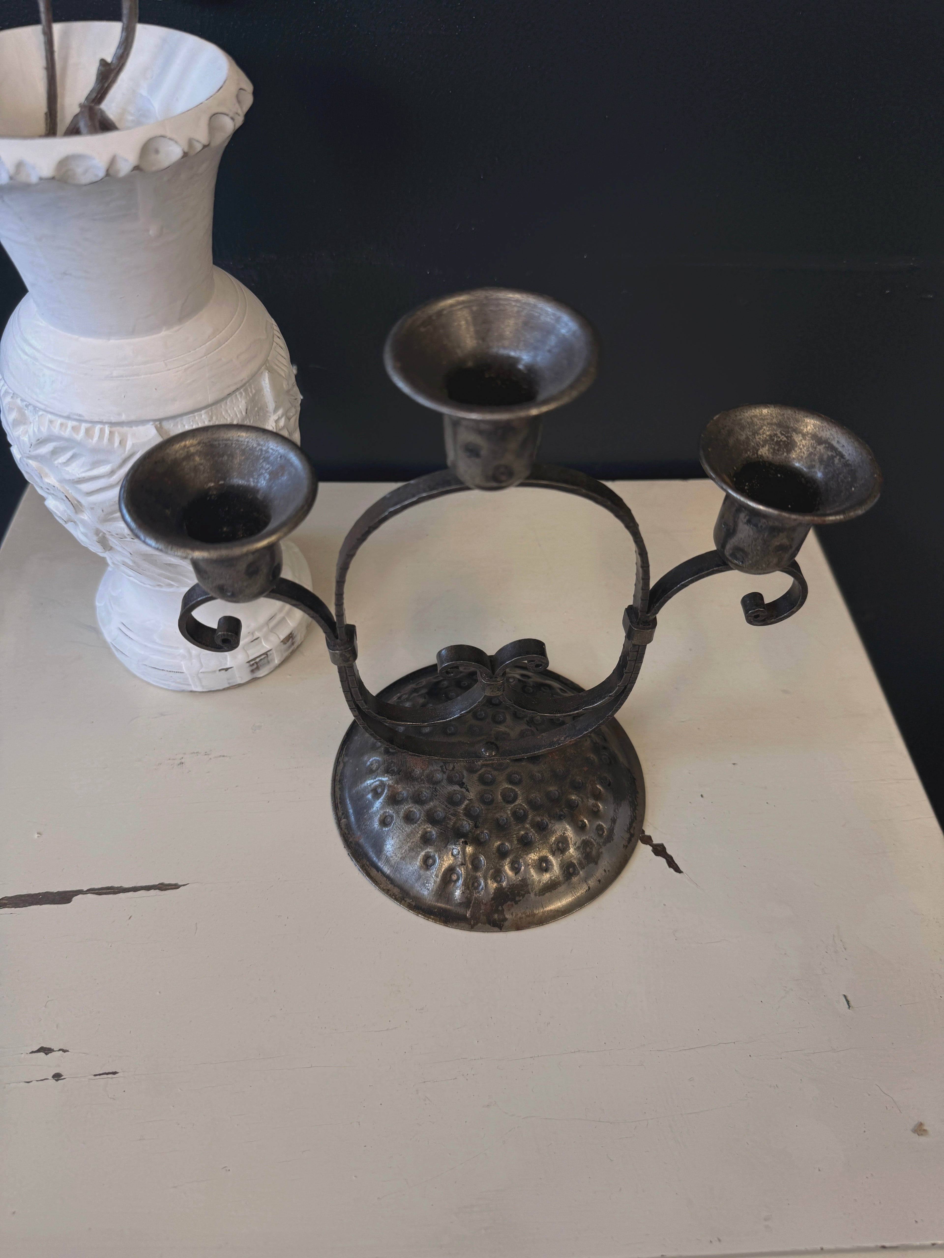Metallinen kynttilänjalka kolmelle kynttilälle