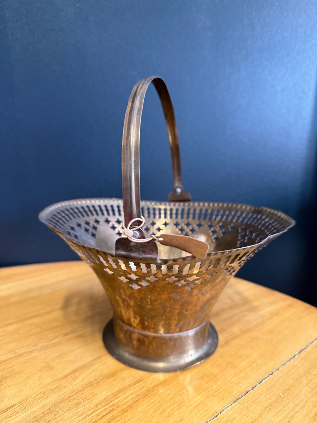 Vintage metallikori kahvalla