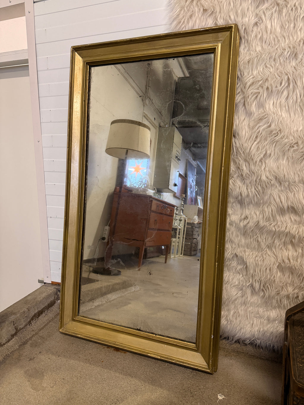 Kultakehyksinen vintage-peili