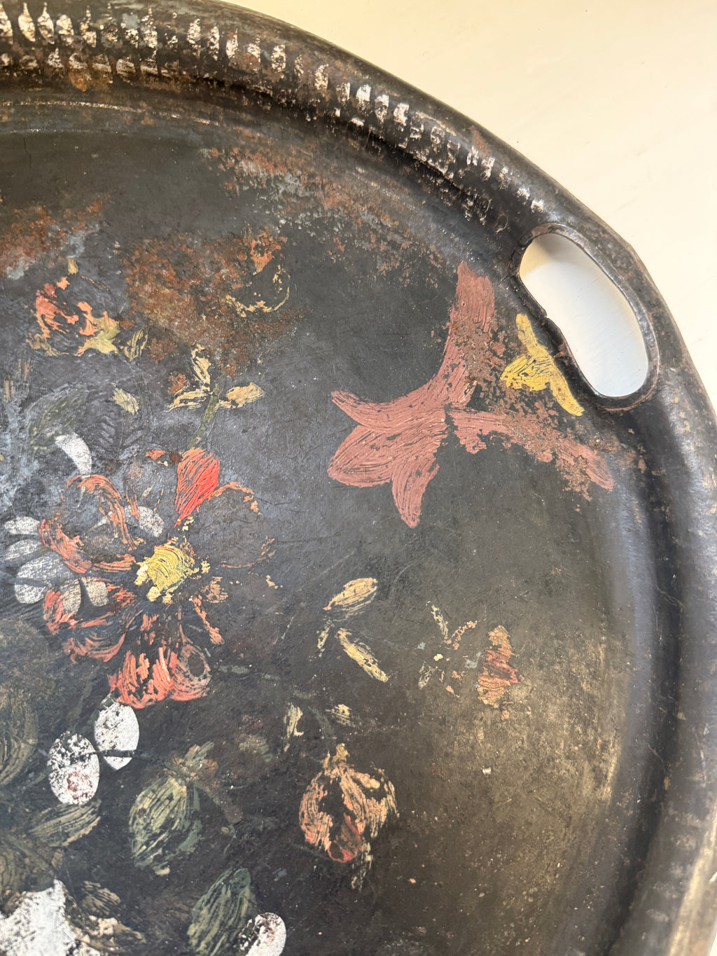 Vanha käsinmaalattu metallitarjotin