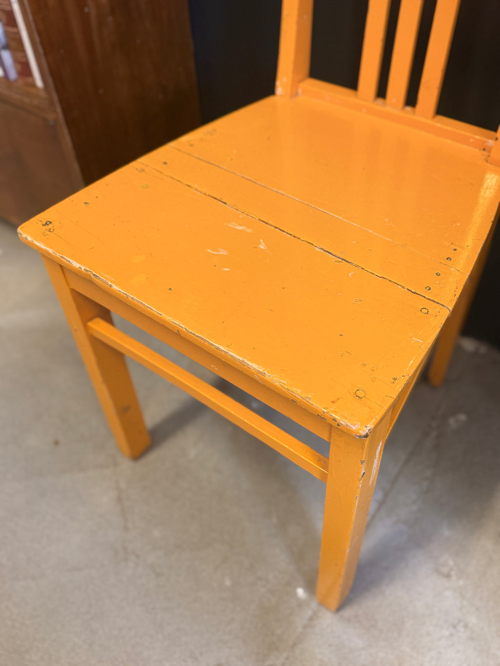 Oranssi vanha puutuoli