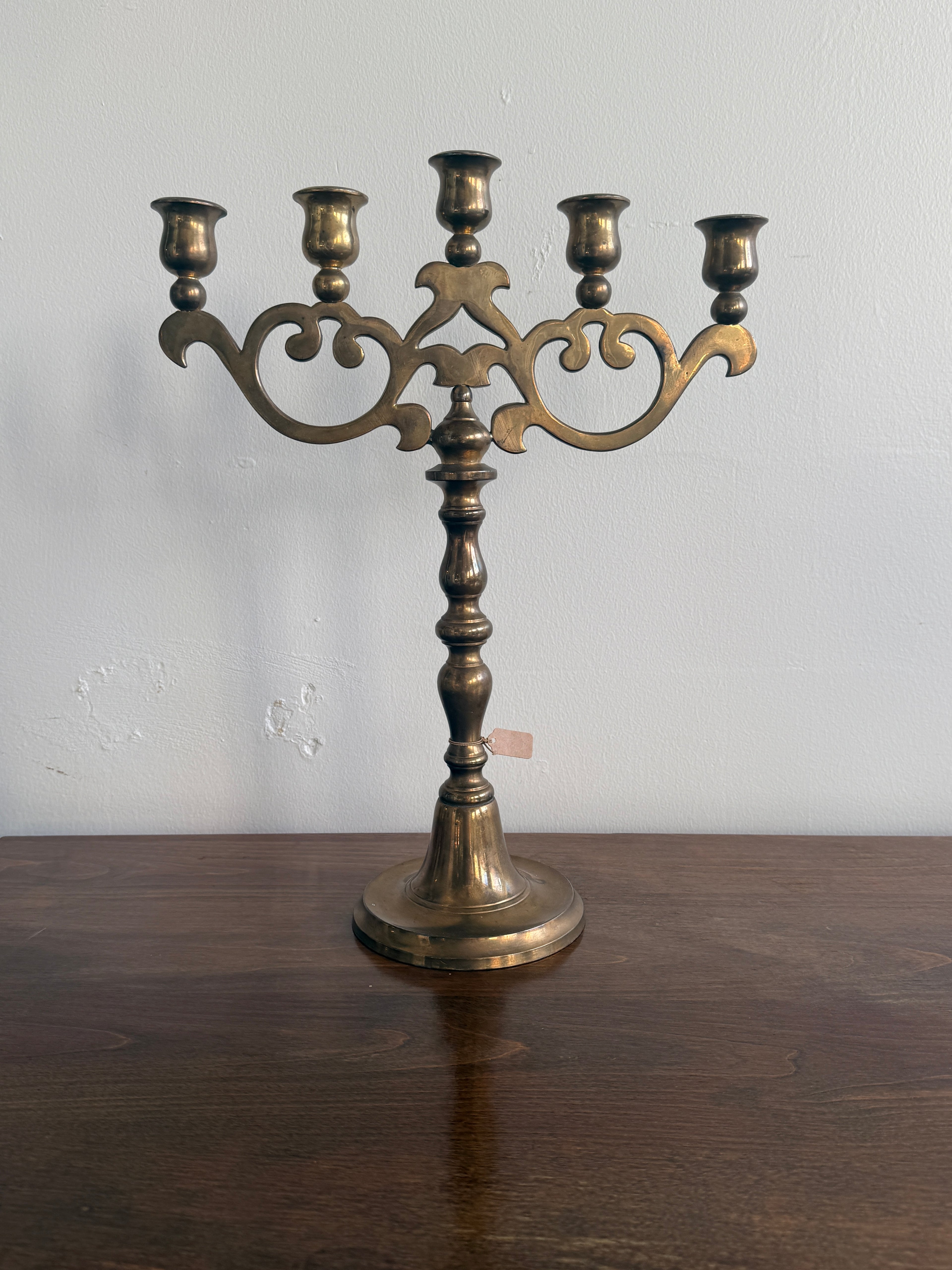 Messinkinen 5-haarainen kynttelikkö – Scandia Mässing