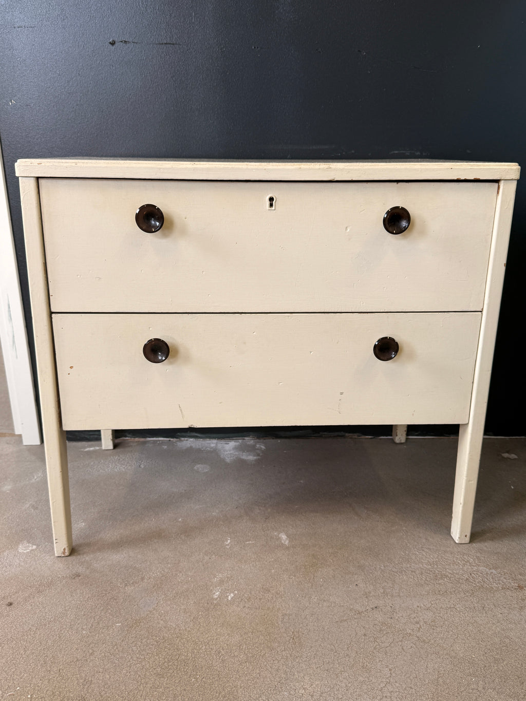 Vanha vaalea lipasto