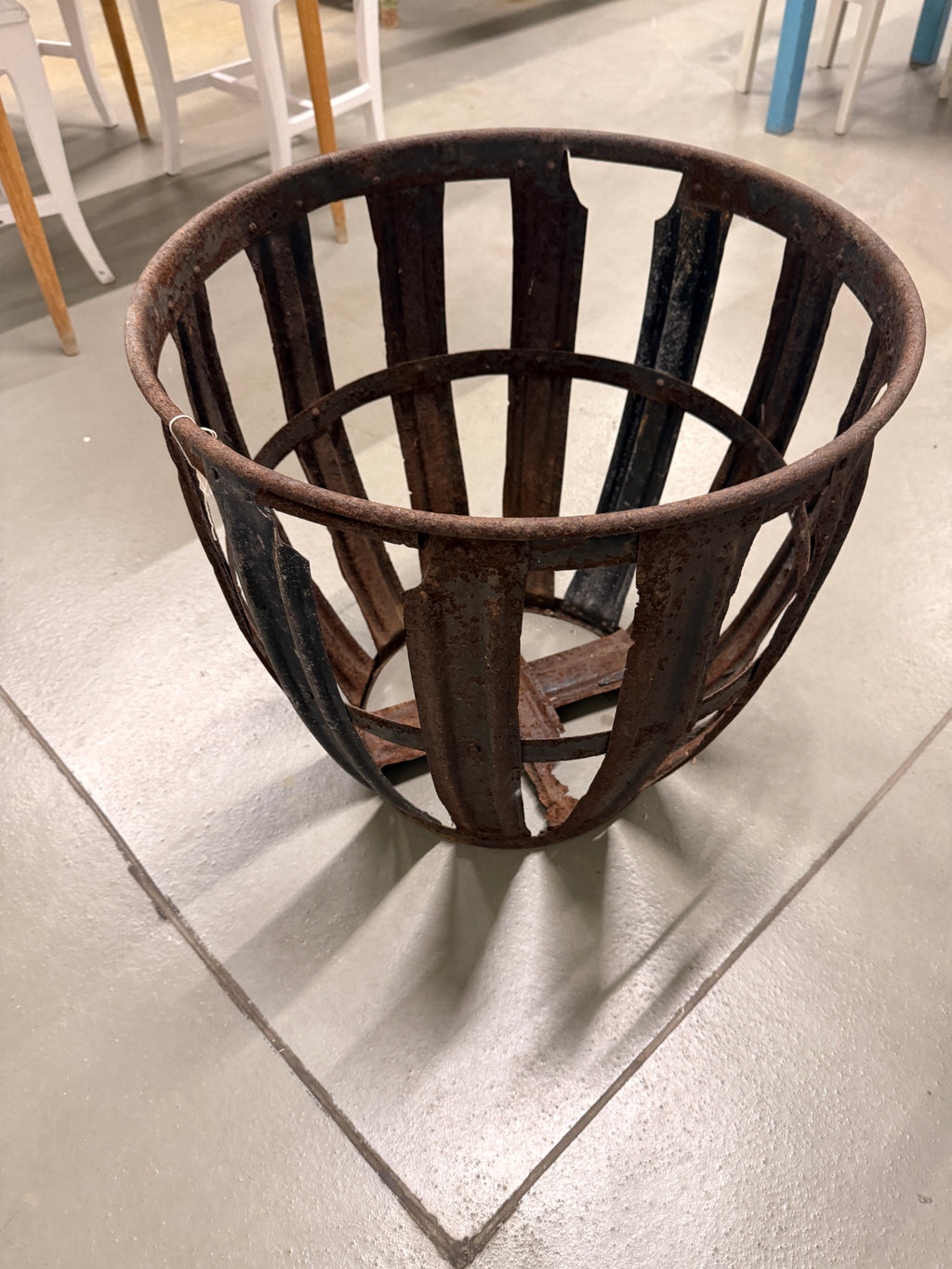 Vanha metallinen pullokori
