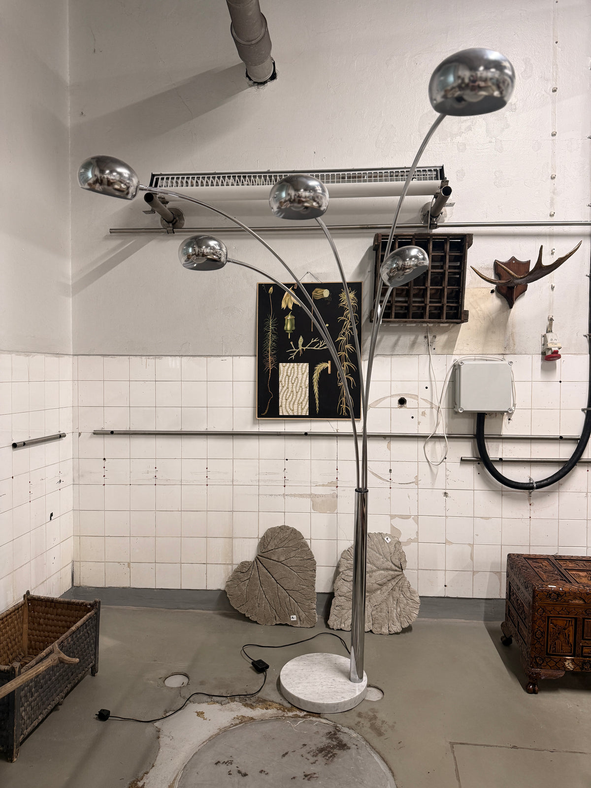 Viisihaarainen vintage-lattiavalaisin marmorijalalla