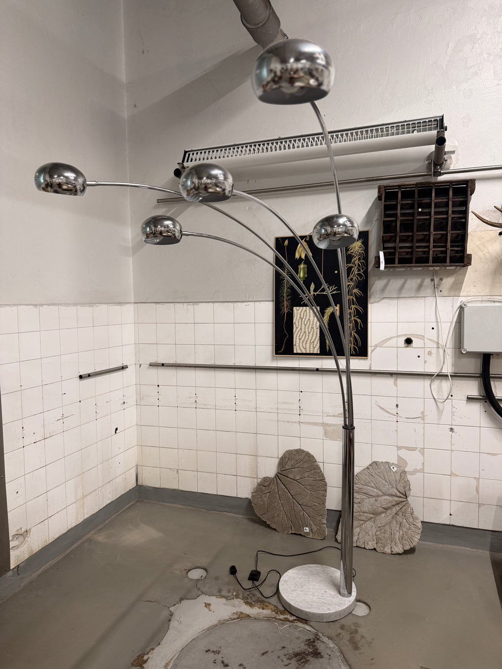 Viisihaarainen vintage-lattiavalaisin marmorijalalla