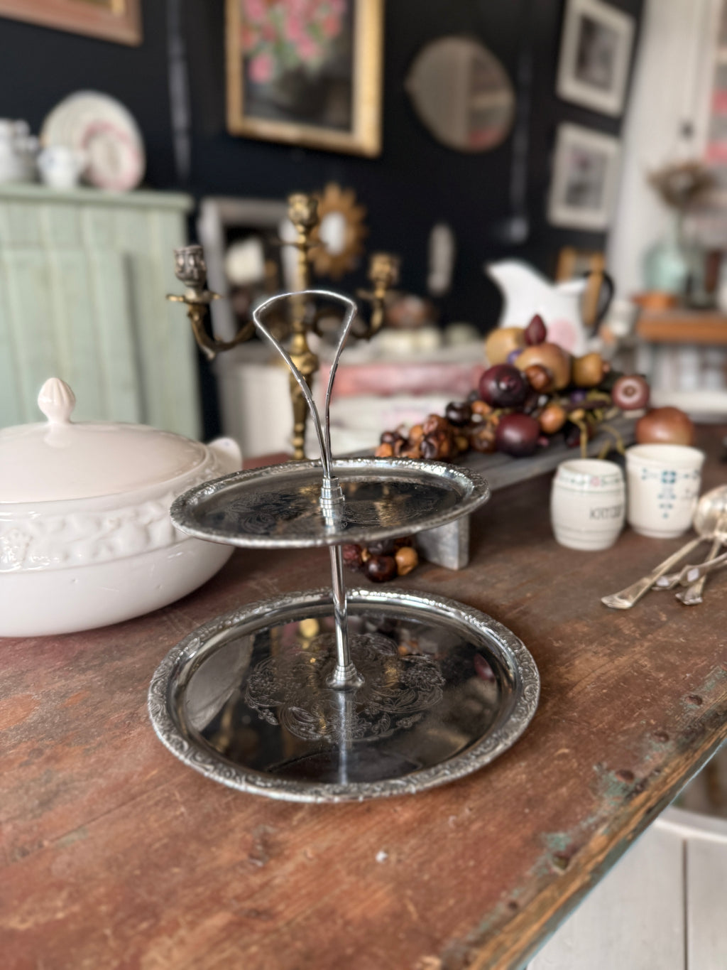 Kaksikerroksinen metallinen tarjoiluastia