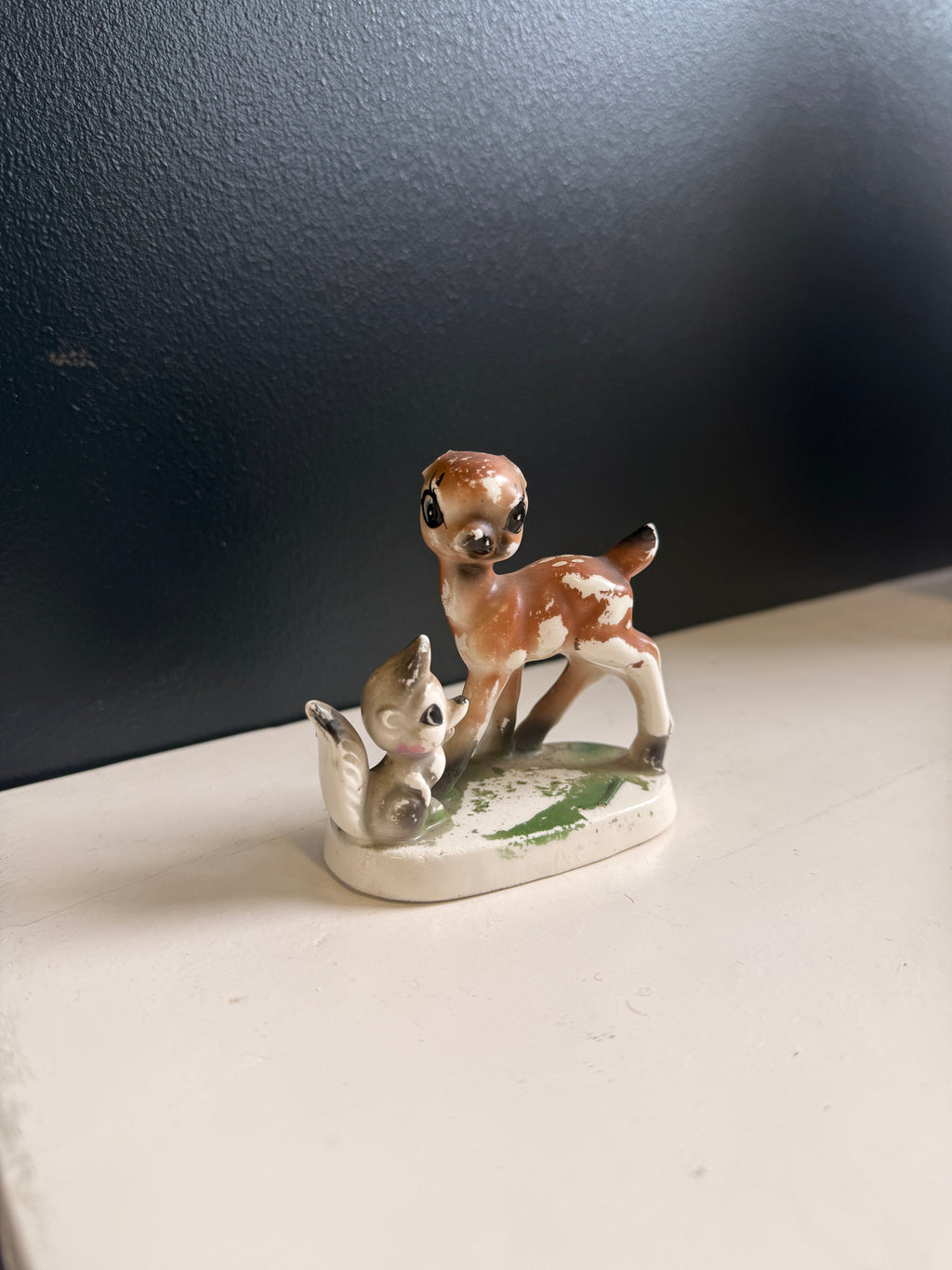 Keraaminen peura ja orava -figuuri