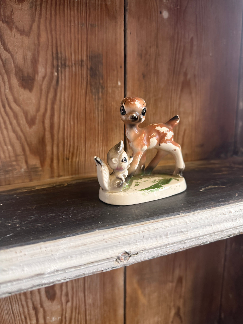 Keraaminen peura ja orava -figuuri