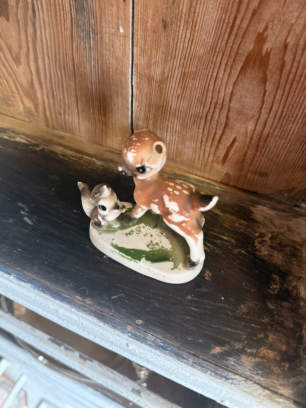 Keraaminen peura ja orava -figuuri