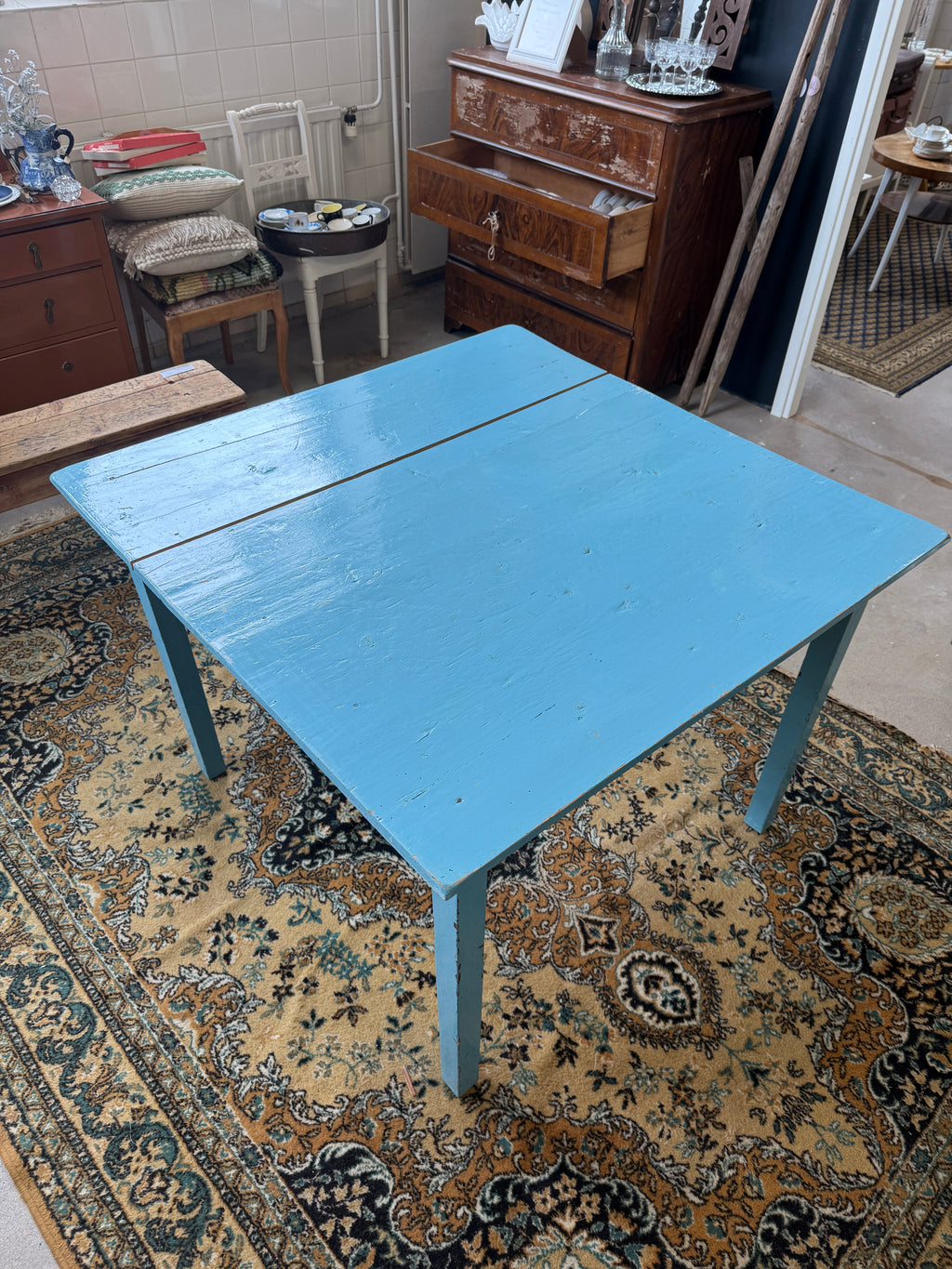 Sininen vintagepöytä