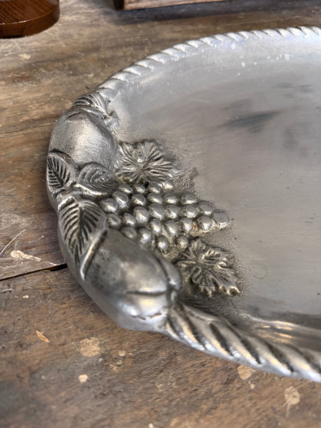 Metallinen tarjoiluvati hedelmäkoristeilla