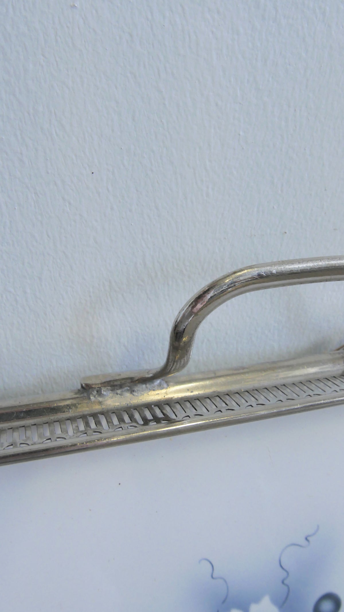 Vanha metallitarjotin kahvoilla
