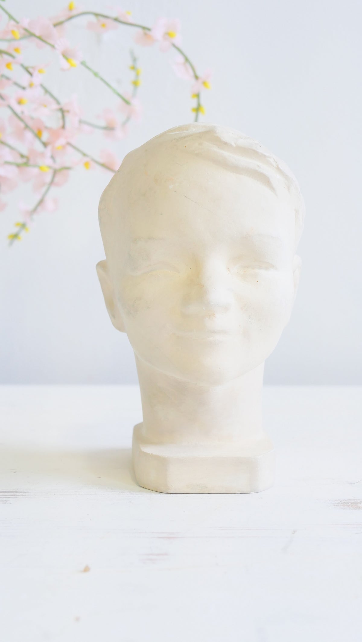 Vanha Hymypoika-patsas