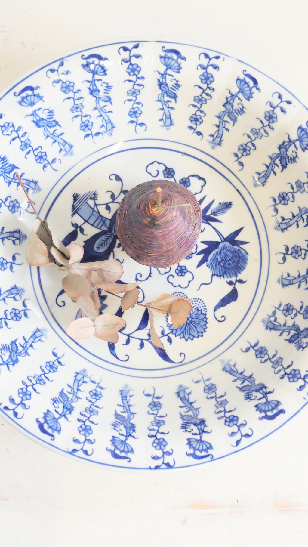 Suuri sinivalkoinen chinoiserie-kulho