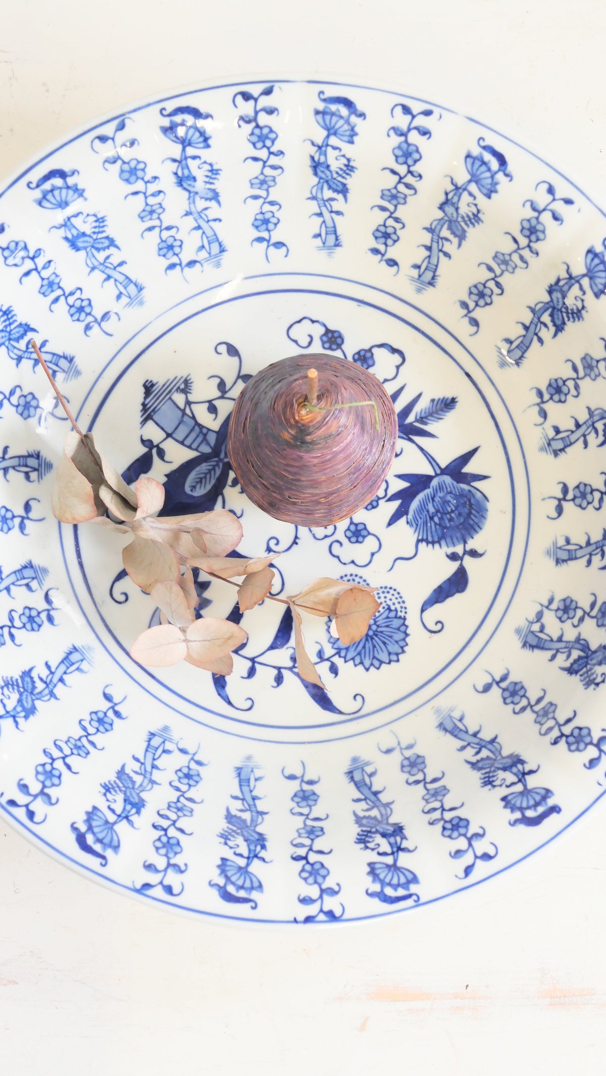 Suuri sinivalkoinen chinoiserie-kulho