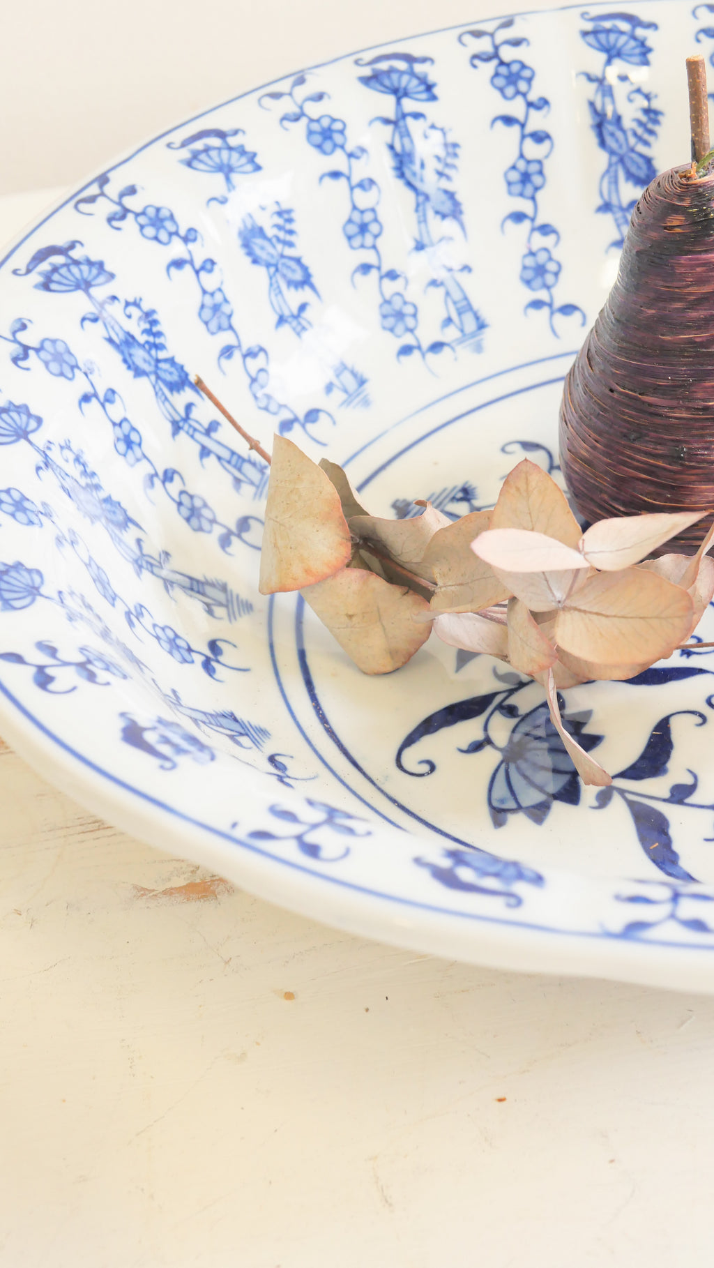 Suuri sinivalkoinen chinoiserie-kulho