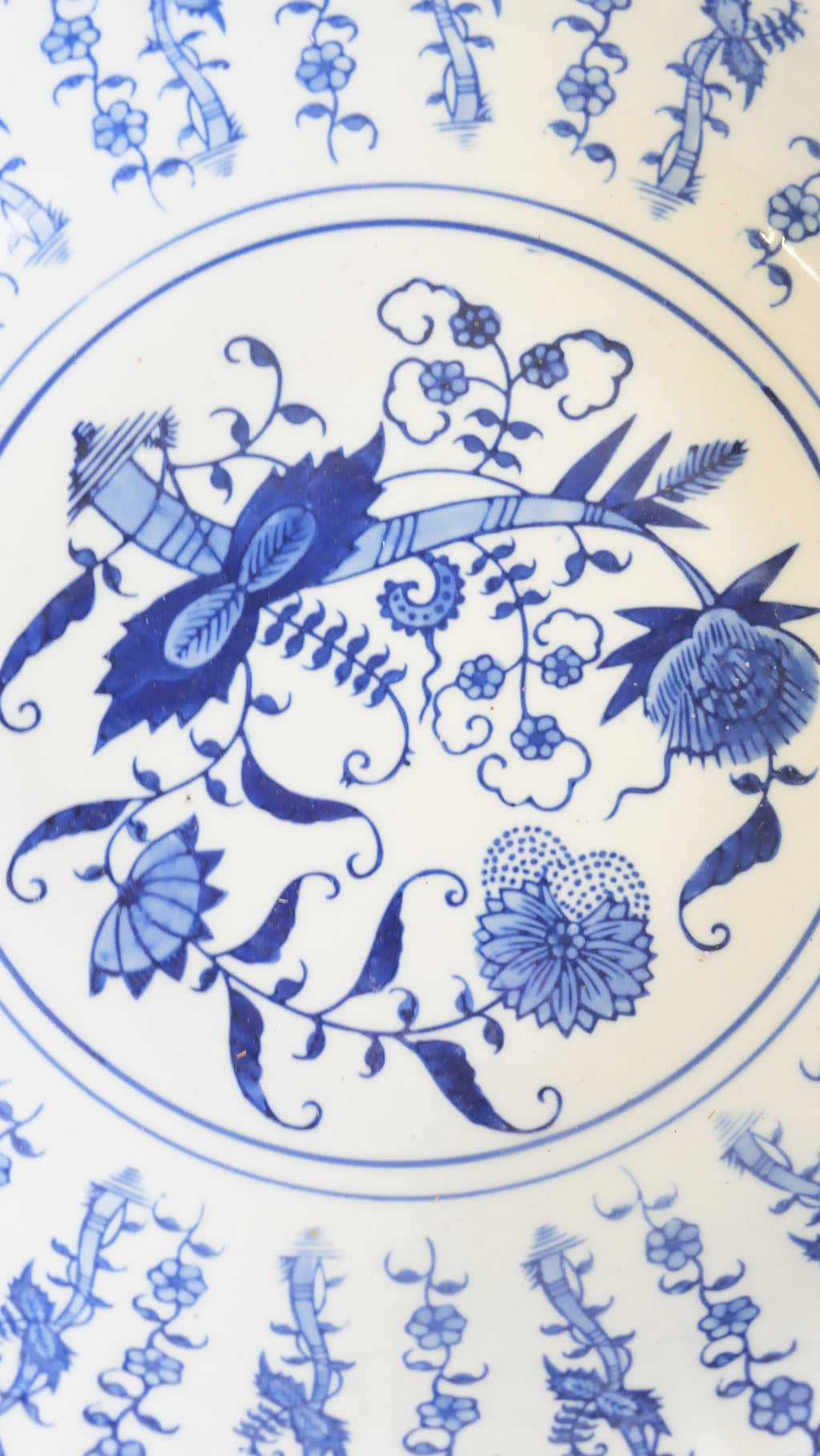 Suuri sinivalkoinen chinoiserie-kulho