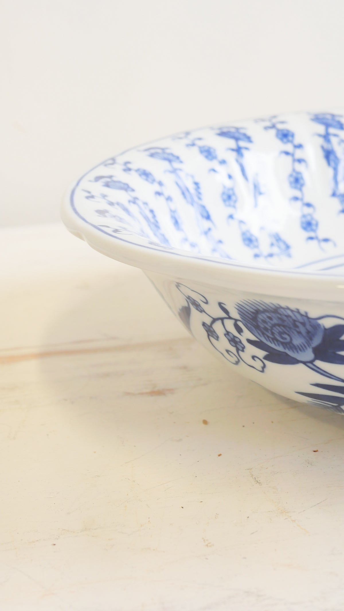 Suuri sinivalkoinen chinoiserie-kulho